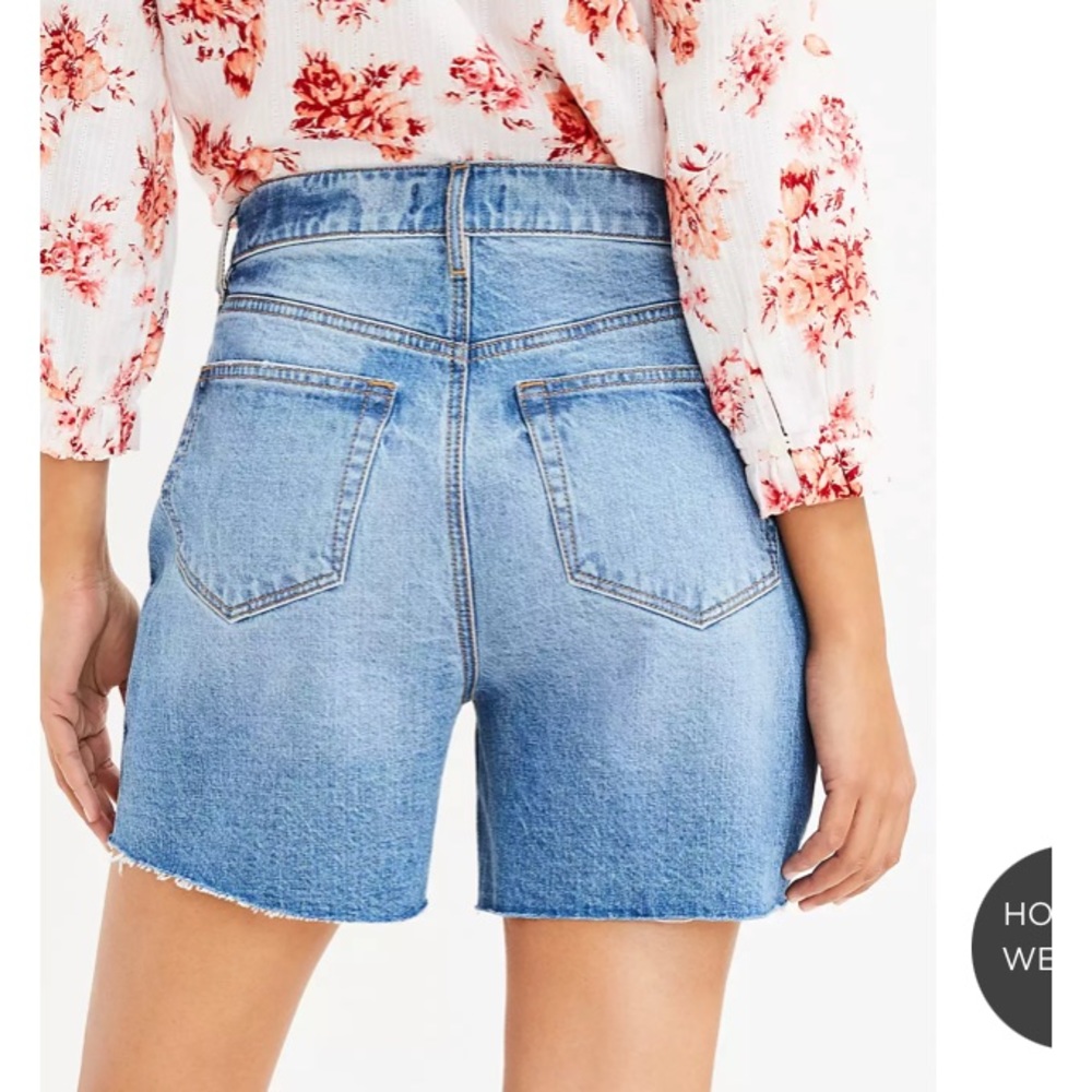 LOFT NWT Destructed Fresh Cut Hem High Rise 90's Boyfriend Shorts-Classic Indigo - Picture 3 of 3